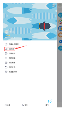 网友偶遇白敬亭打卡鱼尾狮喷泉